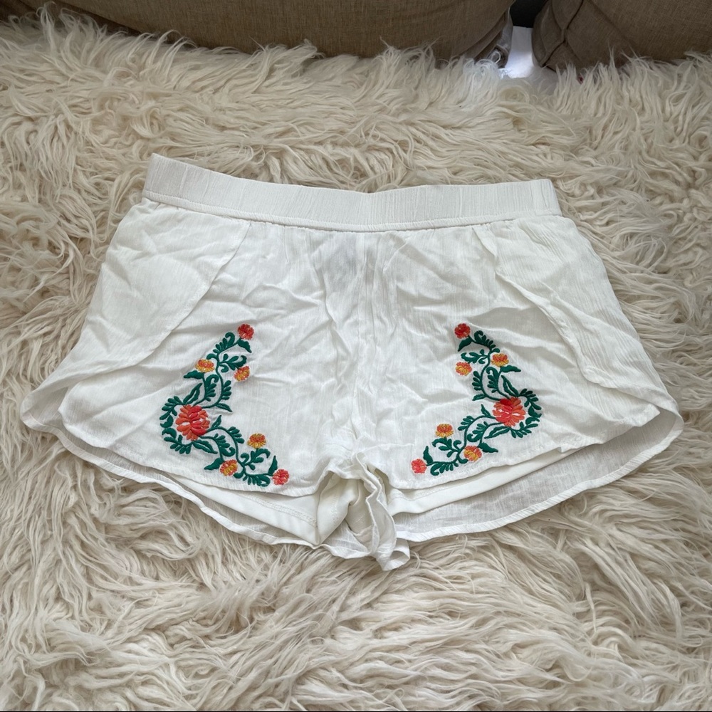 Rue21 White floral embroidered gauzy shorts
